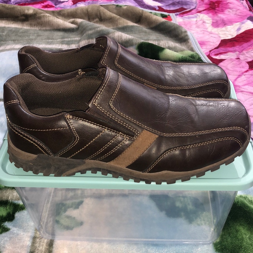 Man shoes. Size 9 ( Euro 42 ). Brown leather with some suede details. Great look